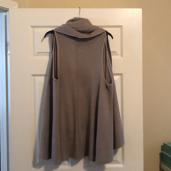 One size fits all, sleeveless sweater wrap - Picture 2 of 2